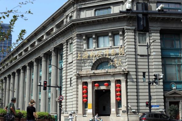 东启网 为了拍照打卡挪开红绿灯，上海为什么这样做？