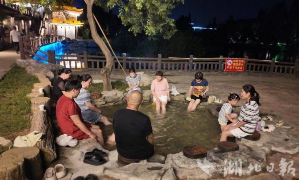 达麟操盘 11个露天泡池免费泡！撒贝宁、王祖蓝泡过的咸宁月亮湾濯足廊重新改造开放啦